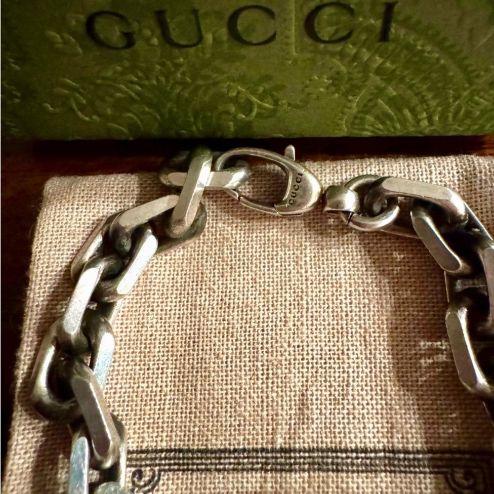 Gucci: Classic Silver Chain link ‘G’ Bracelet - Picture 3 of 8